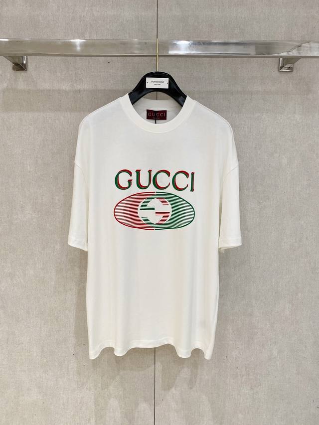 Gucci 古奇2025春夏系列男女同款棉质短袖T恤 甄选客供定织300G平纹棉布制作而成, 触感柔软滑腻, 着穿亲肤感与透气性都堪称绝佳！胸前饰以Cel1Ne