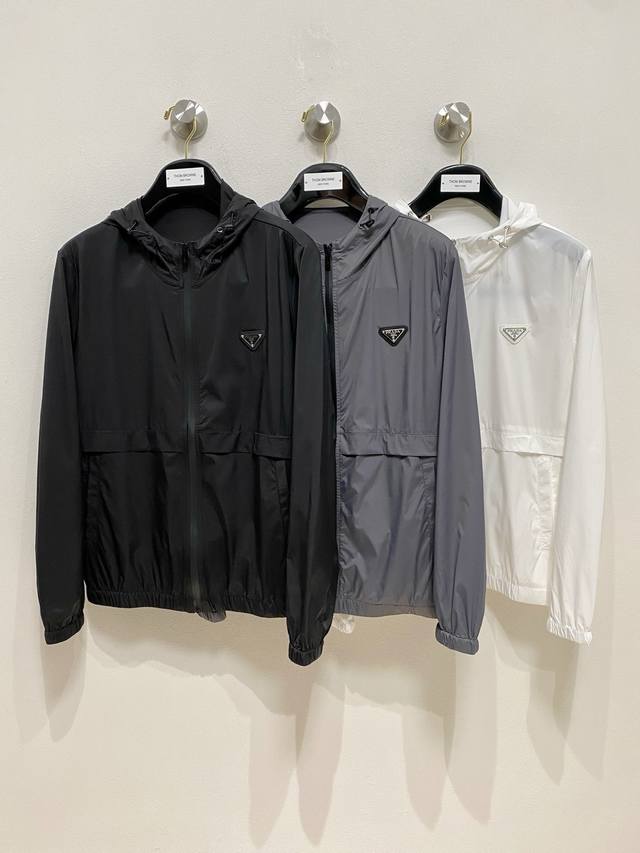 普拉达 2025春夏新款男士防晒服轻薄外套，独特订制防晒四面弹面料，卓越的弹性与回弹性，四向拉伸，面料在经纬，横向与纵向及对角线方向均具备弹性，适应大幅度的身体