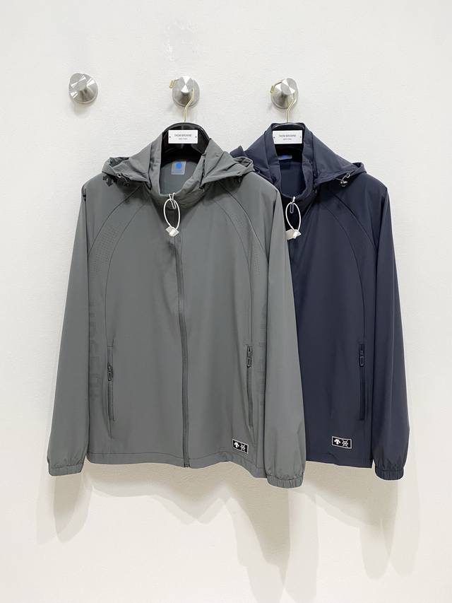 迪桑特 2025春夏新款男士防晒服轻薄外套，独特订制防晒四面弹面料，卓越的弹性与回弹性，四向拉伸，面料在经纬，横向与纵向及对角线方向均具备弹性，适应大幅度的身体