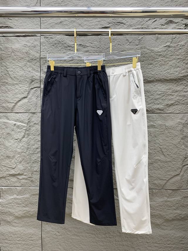 普拉达春夏25Ss休闲裤金典再次出现，原单订制高品质时尚休闲裤。超级百搭款。独家定制面料，挺阔有型，贴身舒适。原版定制专柜最新五金辅料。超靓版型、上身显腿修长，