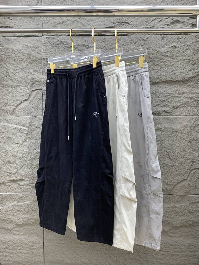 始祖鸟春夏25Ss休闲裤金典再次出现，原单订制高品质时尚休闲裤。超级百搭款。独家定制面料，挺阔有型，贴身舒适。原版定制专柜最新五金辅料。超靓版型、上身显腿修长，
