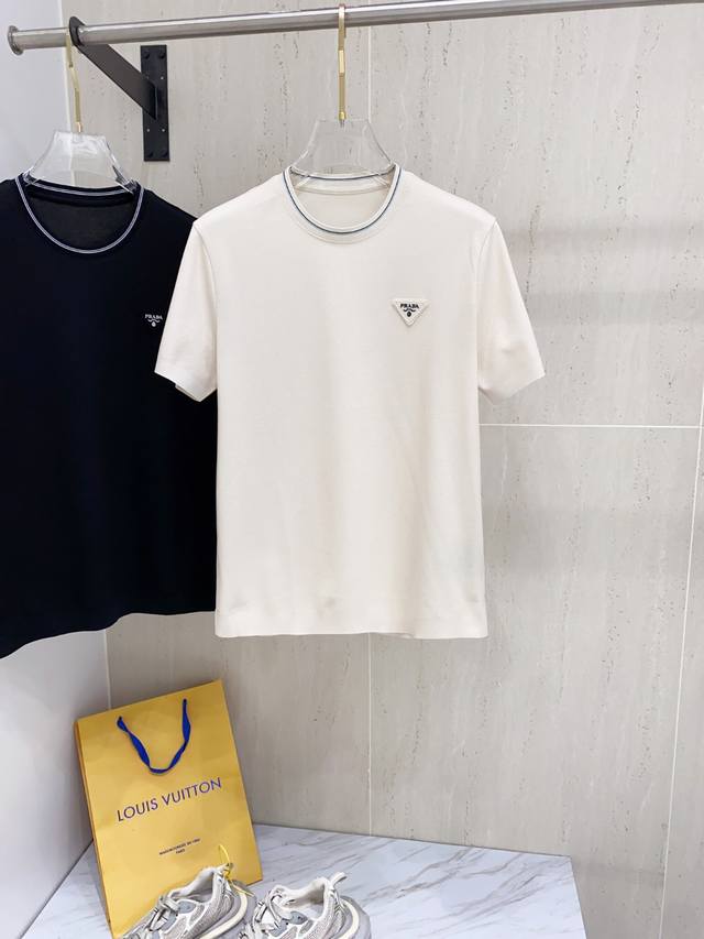 普拉达 25Ss春夏爆款来袭 精选桑蚕丝面料 纱线环保染色定型 面料上身柔软舒适 领子螺纹同步染色制造 底边采用半针挑角工艺 Logo材料植绒拉高有立体感 独家
