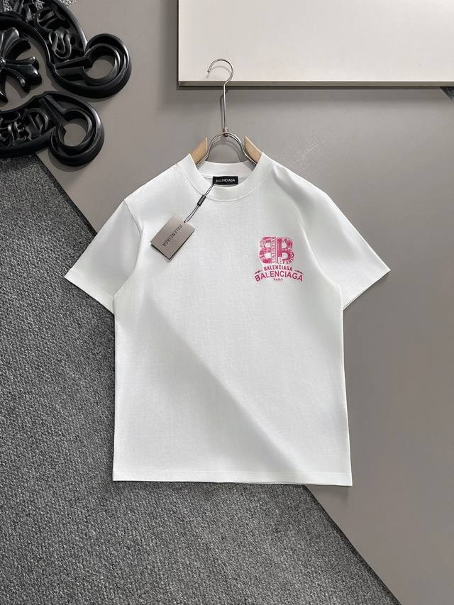 巴黎世家 2025春夏新款男女同款短袖T恤，！定制专属纯棉面料，定制原版工艺螺纹，胸前重工字母Logo工艺设计！简约大方，从容百搭，档次极高，完美融入时尚还有风
