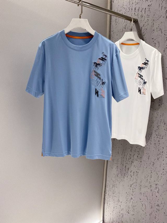 H~单侧马Logo贴皮刺绣圆领短袖T恤 代工厂p生产 胸前单侧饰以品牌Logo图案刺绣，H字母皮革贴花点缀，简约而不失奢华，低调中彰显非凡品味。 经典圆领设计简
