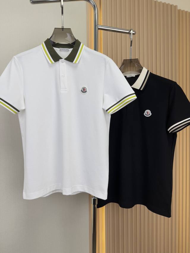 蒙口Moncler 2025春夏男士polo衫，最新配色，以其精湛的工艺和独特的设计理念，展现了高端时尚与实用性的完美结合。 白色面料Moncler 自然色调的