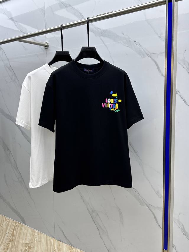 Louis Vuitton 路易威登 2025Fw春夏新品圆领打底外穿T恤，立体感Logo常规半袖纯棉打底T恤，棉，手感面糯有骨感，柔而有韧性。工艺处理，韧性和