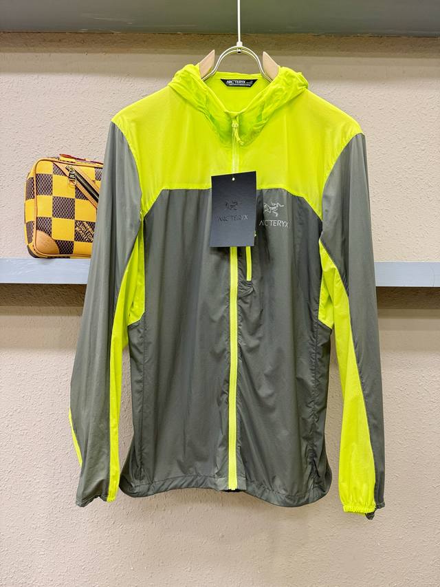 Arc‘Teryx 始祖鸟 2025春夏经典防晒外套，面料超软面料帅酷爆款薄夹克外套。时尚都市百搭款款，夏季必备神器，速干衣，水洗后快速脱水干爽，上身透气而且时