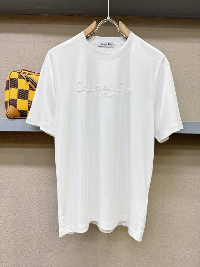 Dior迪奥 顶级品质 2025款新品短袖！精选丝光棉面料，手感柔软。顶级进口私货，时尚设计潮流短袖，不失奢华 品质毋庸置疑 上身效果超赞，奢华官网同款！尺码：