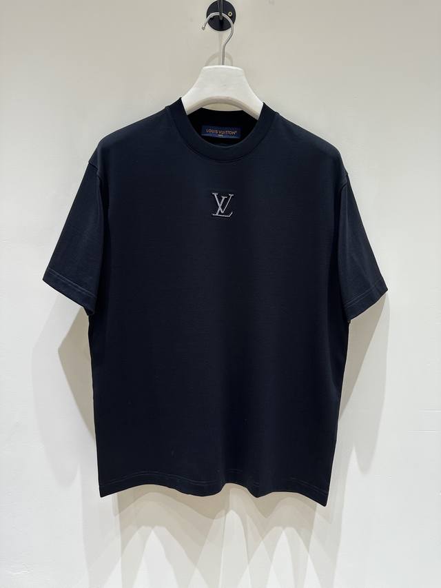 新品 V登家族男士水钻饰圆领短袖T恤，香港洋行渠道货，重磅高端臻品，高奢品鉴白金级单品，25年官柜新品，经典人气单品！！ 客供埃及进口顶级面料，甄选尼罗河区域光
