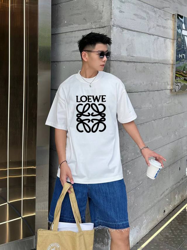 罗意威 新款字母印花双层重工短袖T桖 字母图案不管是T桖还是卫衣都是每年的爆款单品 前幅大面积印花采用大康丽数码印花机直喷 成本极高 经过多次的调试打版图案色差