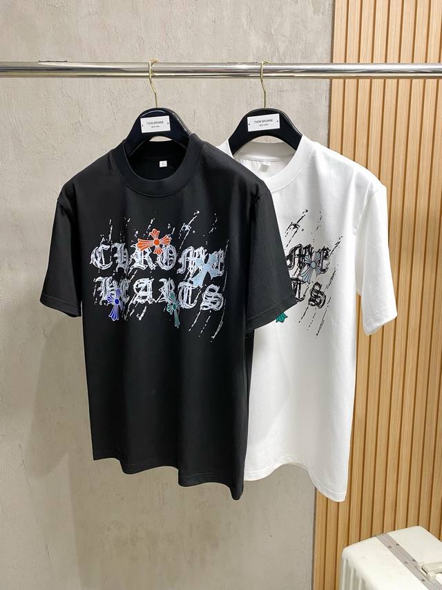 克罗心 2025夏季最新款，专柜同步有售，原单狠货，时尚休闲圆领短袖T恤，上身很有特点！吸睛而有亮点，进口原版面料，顶级刺绣工艺字母图案装饰Logo，简单而不失