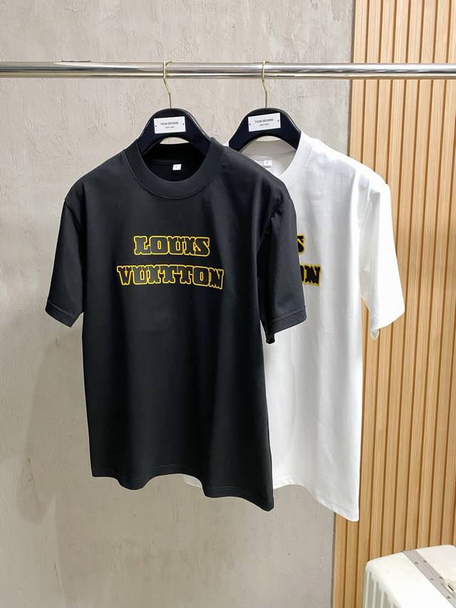 路易威登 Lv 2025夏季最新款，专柜同步有售，原单狠货，时尚休闲圆领短袖T恤，上身很有特点！吸睛而有亮点，进口原版面料，顶级刺绣工艺字母图案装饰Logo，简