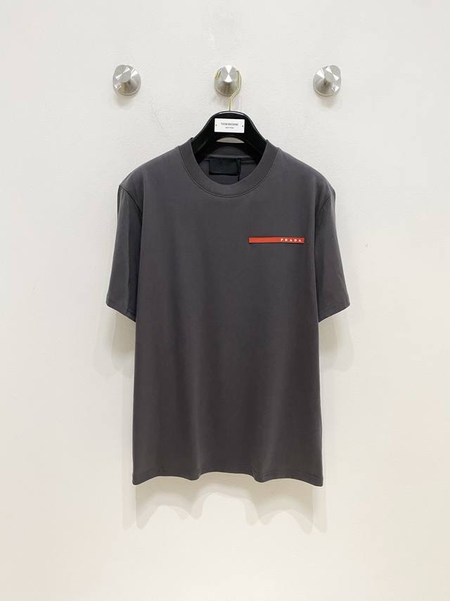 普拉达穿打底都是首选 高定面料纯棉面料！2025春夏新品短袖时尚经典圆领短袖时尚单品设计，更加时尚舒适，高标准定制，上身非常有型，胸前品牌经典Logo 图案 客