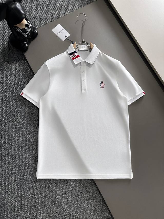 蒙口25Ss新款春夏短袖翻领T恤polo，最高版本客供定制高端朱地面料简单时尚款，螺纹拼色螺纹配色超级好看！胸前蒙口刺绣经典Logo简单大方的款式！满满的高级感