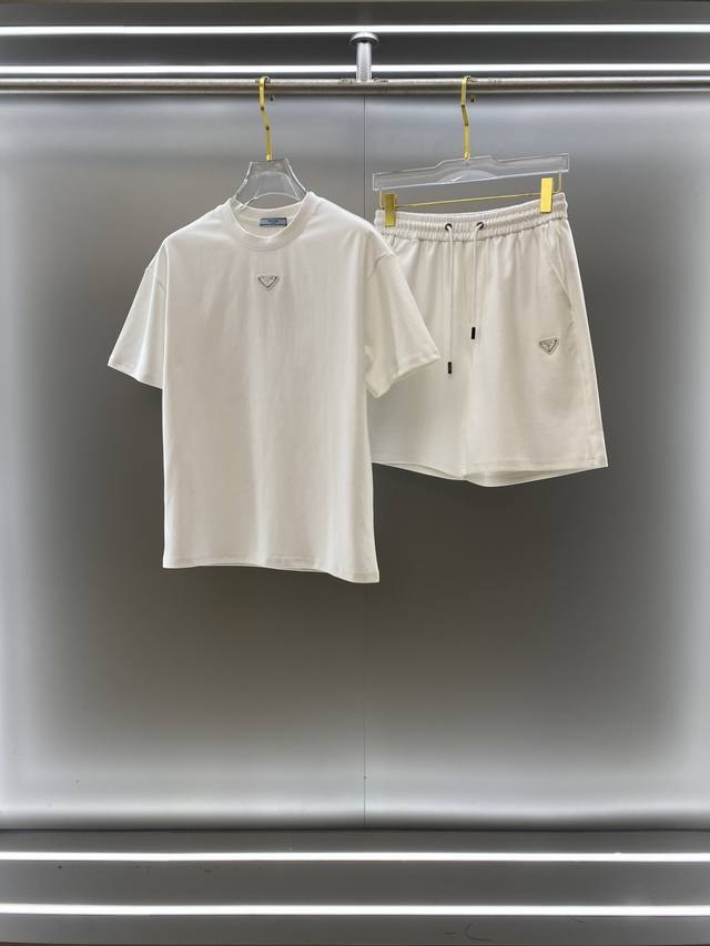 prada 普拉达 高端定制 2025春夏新款首发专柜最新款短袖短裤休闲套装 高端订制 设计前卫时尚！品牌Logo重工艺设计 高端定制纯棉面料.手感柔软.穿着舒