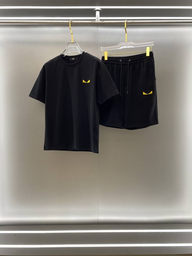 芬迪 Fendi 高端定制 2025春夏新款首发专柜最新款短袖短裤休闲套装 高端订制 设计前卫时尚！品牌Logo重工艺设计 高端定制纯棉面料.手感柔软.穿着舒适