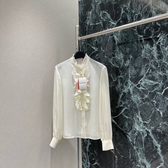 Val华伦 木耳边长袖衬衫 胸前和领口木耳花边设计 彰显了整件衣服的高级感 人手必备 高级又气质 舒适感跟质感都很赞！一个色现货Sml