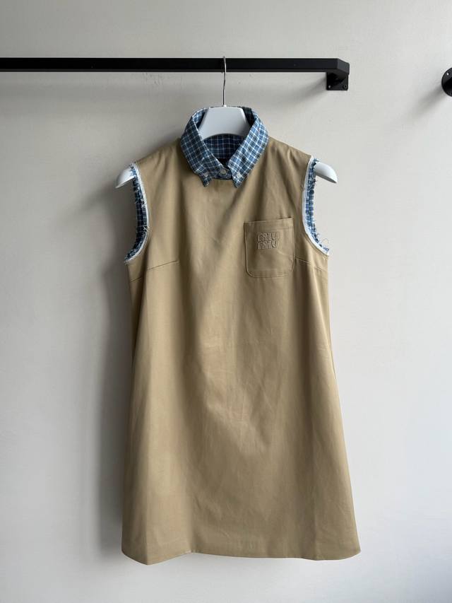 miumi*新款连衣裙，卡其色无袖连衣裙，穿上直接气质拉满撞色格纹假两件设计，领子可拆卸，即便当圆领穿也好看 搭配高级卡其色调，复古感十足，无袖设计简约清爽，早
