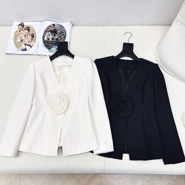 独家款～ Vltn 25Ss 春夏最新款立体手工大花朵装饰西装外套精致女人味穿搭 V领+立体收腰版型裁剪 很绝的优雅高级气质 手工力图大花朵装饰 时髦精致感有了