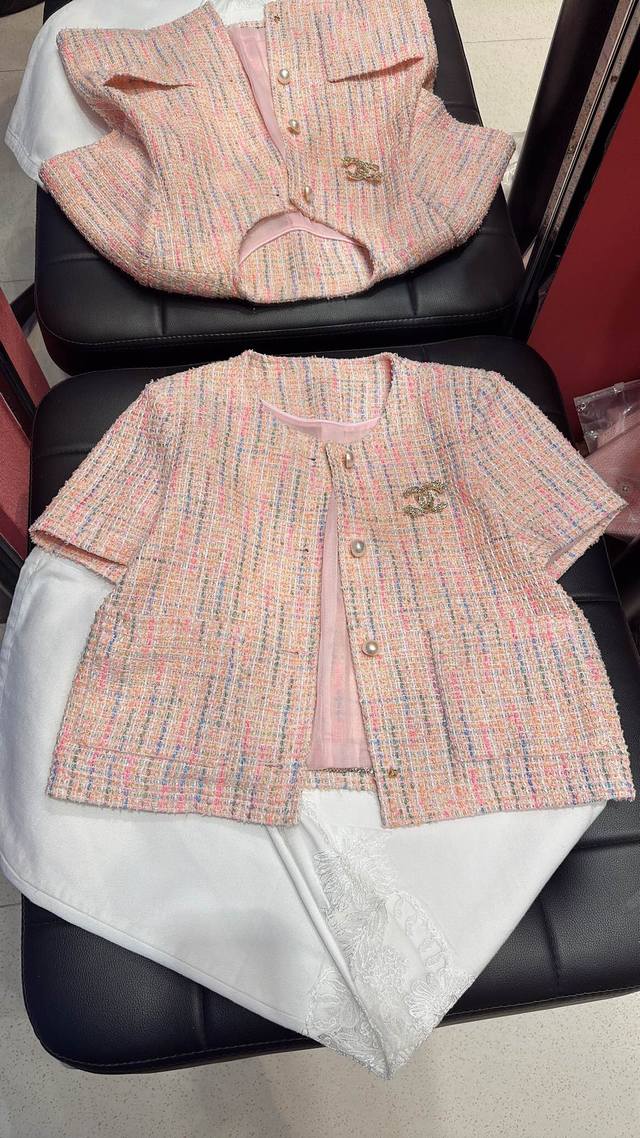今日新品现货 香奶奶短袖外套太美了 颜色清新 精美珍珠扣极简大气 高定面料质感一流 采用超薄面料 上身版型剪裁特别好看 不挑人 码数36 38 40