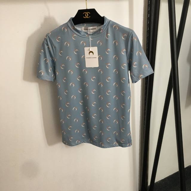 款号20252094 Marine Serr*新款 重叠月亮印花立领短袖T恤，蓝色，S-Xl， M码；胸围84，袖长21，衣长56