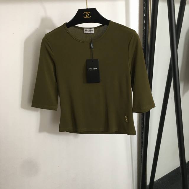 款号20252055 Ysl*新款 字母胸针装饰修身短袖T恤，绿色，黑色，Sml， M码；胸围76，袖长31，衣长46
