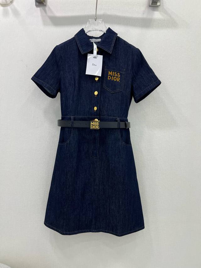 Dio* 25新款Miss腰带装饰牛仔短袖连衣裙 气质的翻领设计 定制字母纽扣 胸前口袋经典Missdio*字母刺绣 立体修身裙摆剪裁 上身气质优雅 腰间定制的