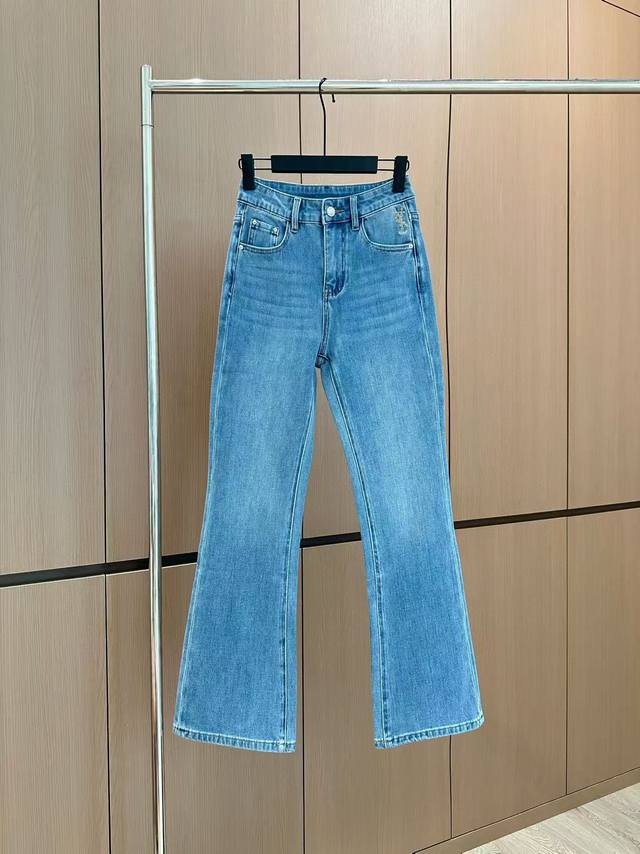 爆款现货 原单品质 Ysl*｜九分四面高弹牛仔裤 采用高端定制面料，牛仔穿起来非常舒适，常规设计，包容性好，撞色刺绣装饰 增添视觉魅力，而且裤子的纹路会非常细腻