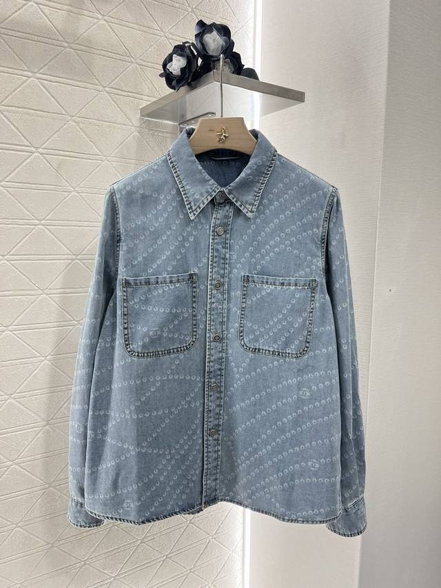 Chane*2025新品上架 激光珍珠链条牛仔衬衫 定制Yb斜纹全棉牛仔材质 酵素水洗工艺 成衣不易掉色串色 牛仔衬衫版型 搭配对称口袋 复古又时尚 通体点缀激