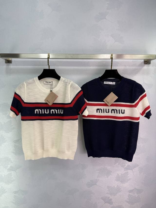 Miumi*2025新品上架 字母针织短袖 定制Yb丝麻纱线织造 柔软亲肤 舒适有型 圆领短袖版型 领口恰当露肤 美化头肩比例更显瘦 通体镂空纹理 弹力螺纹包边