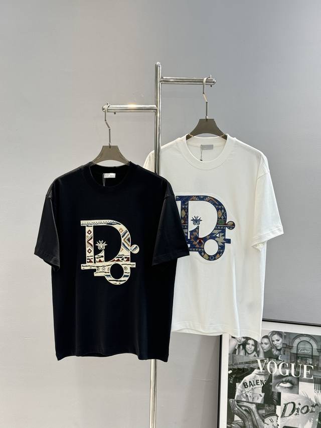 Dio*R迪-奥25S新款情侣圆领T恤！胸前新款3D立体刺绣.260G甄选100%纯棉质感.棉质饱满富有弹性.秉持着对细节追求 图案也是经典！饱满清晰有质感.面