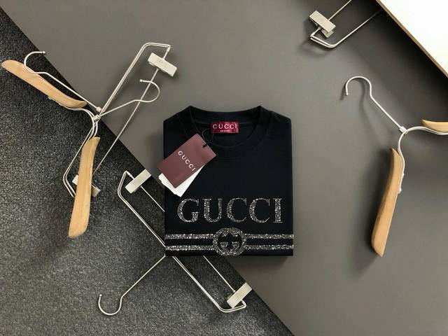 Gucc*宽松版型S-Xl 25早春最新经典字母烫钻重磅短袖，高端品质专柜原单圆领援助，顶级制作工艺进口面料，专柜款独特设计，采用进口高端订制进口丝线手感一流！