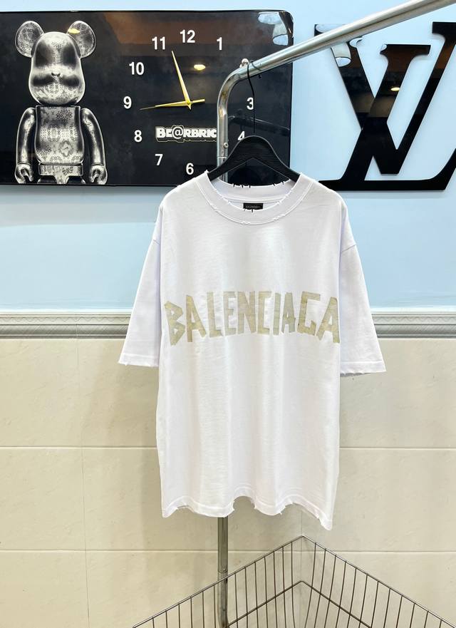款号133 Balenciaga巴黎世家印花胶带短袖 采用280G纯棉双纱面料 上身舒适柔软 胸口的印花采用的是康丽数码工艺 他的意境防的是美纹纸胶带贴在衣服的