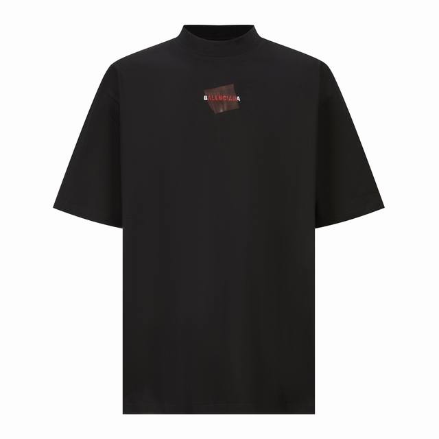 Blcg 巴黎胶带刺绣印花短袖 面料：采用21支双纱精梳棉，面料定制1：1原版同色。面料成衣洗水后克重约300克，螺纹搭配1*1同缸十字螺纹。 工艺：刺绣采用3