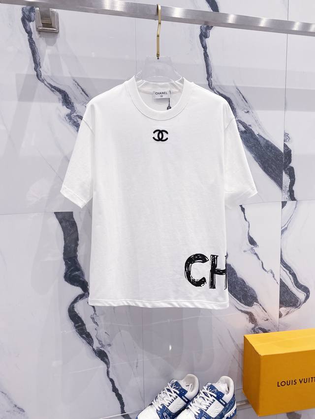 Chanel 香奈儿 320克圆领短袖T恤 刺绣小标Logo 下摆字母印花标识 官方同步 1:1原版开模 时尚个性 百搭潮流 纯原品质 原版洗水面料 吊牌 领标