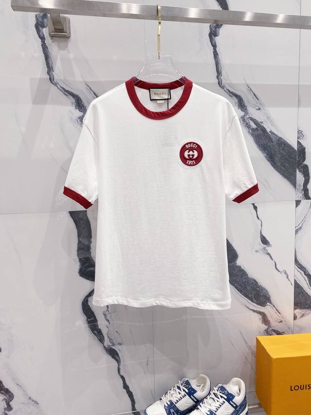 Gucci 古驰 320克圆领短袖T恤 撞色领口刺绣1921字母Logo标识 官方同步 1:1原版开模 时尚个性 百搭潮流 纯原品质 原版洗水面料 吊牌 领标