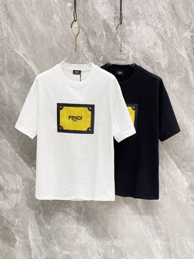 Fendi 25Ss新款圆领T恤！潮人必备！胸前定制品牌字母刺绣皮牌工艺.经典色彩搭配时尚好看.整体效果年轻有活力！280G棉材质精制而成，着感手感都相当舒适.