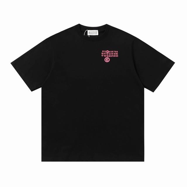 Mm6T恤宽松版型高密度针织，面料240克双纱，1*1双纱螺纹，手感柔软舒适，工艺采用发泡绒面压花工艺，立体感十足，手感柔软舒适，不变形，宽松版型，男女同款 颜