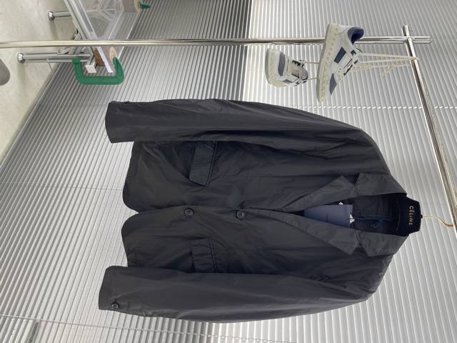 prad 25Ss新款单排扣西服夹克 经典优雅与巧思创新共存于这款单排扣Re-Nylon西服夹克的设计中。精裁线条与功能细节，平驳领，后开衩，前中爽纽扣开合，袖