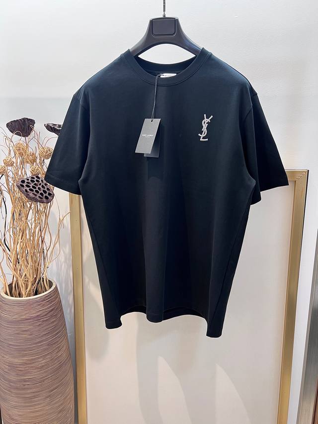Size：S M L Xl 男女同款197712170071 圣罗兰家 Ysl钻饰字母棉质半袖T恤采用针织棉匠心打造，缀饰Ysl品牌仿钻刺绣，更显迷人巧致。 钻