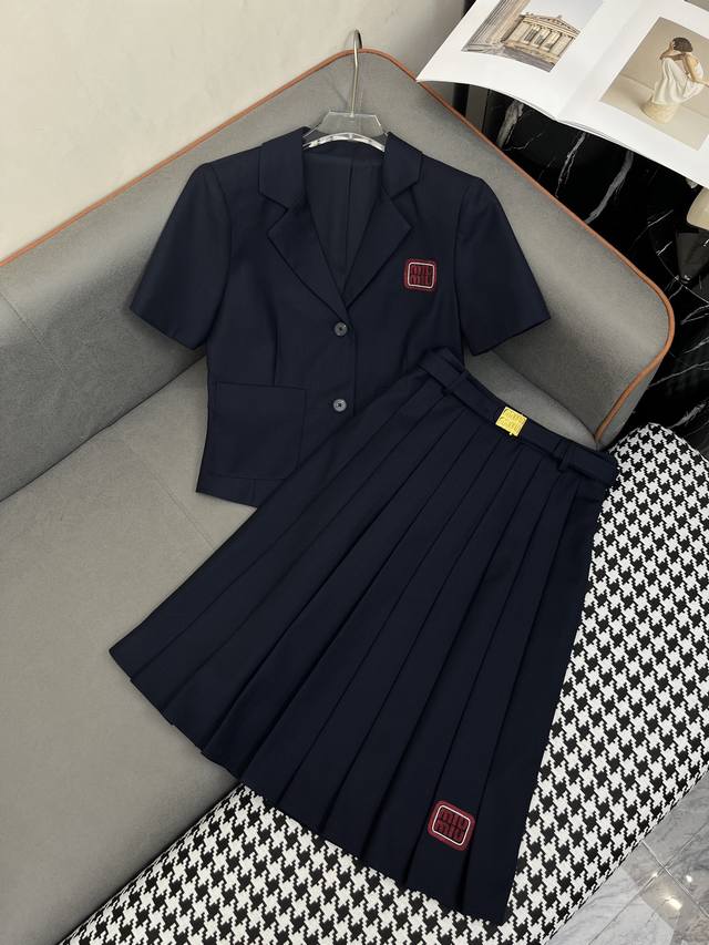 miumi* 25Ss新款短袖西装外套压褶半身裙套装 字母绣花装饰 搭配腰带 气质款 两色三码Smla807