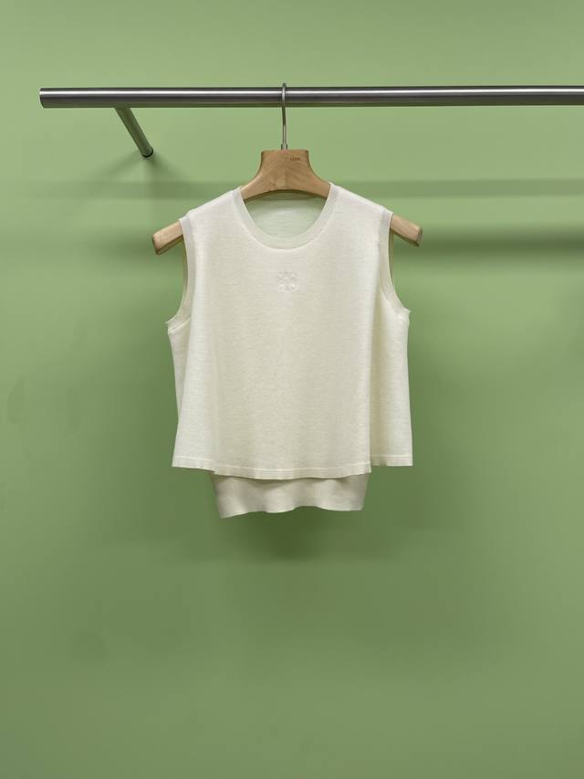 loewe罗意威2025字母刺绣羊毛无袖短款圆领套头上衣，简约时尚版型非常宽松，包容性很强，适合各种身材的姐妹，无论是微胖的妹子还是瘦瘦的小仙女，都能穿出自己的