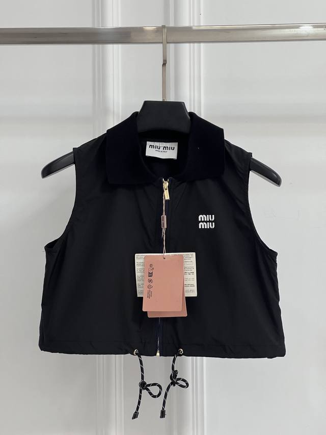 Miumiu马甲强烈推荐 25年早春系列 Miu*新款尼龙短款马甲 字母印花点缀 高品质 Sml