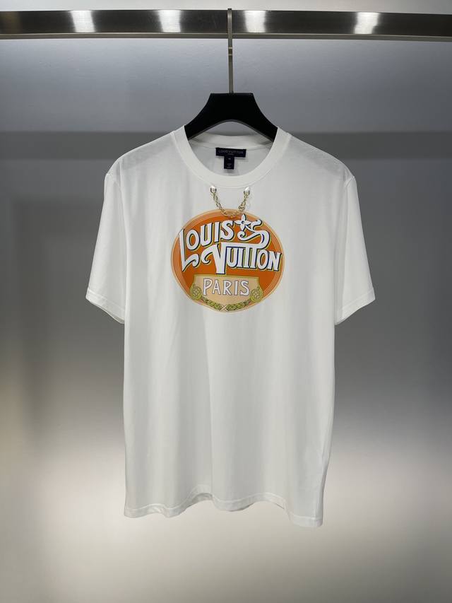 独家首发原单品质 Louis Vuitt* 25 新款旅游邮票图案Logo链条短袖T恤！时尚又个性 很百搭 经典的圆领版型 完全不挑身材 上身减龄又酷 随便搭配