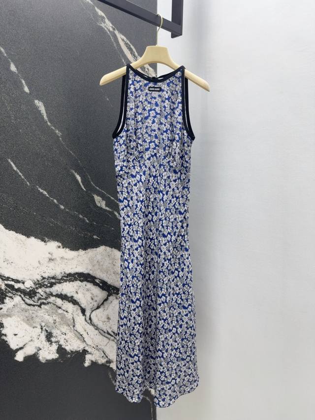 Miu 25Ss 春夏新品度假风碎花背心长裙 蓝底碎花典型的法式优雅浪漫氛围感 胸前工字背心直接显嫩一轮了 100%真丝面料舒适顺滑 清凉感十足很舒服 复古甜美