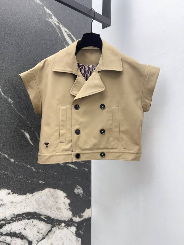 Cd 25Ss 春夏新品经典小蜜蜂刺绣双排扣马甲外套 定制挺括感风衣面料 搭配Logo内里很显时髦感 恰好的宽松度 短款版型显腿长 立体翻领剪裁工艺自带休闲帅气
