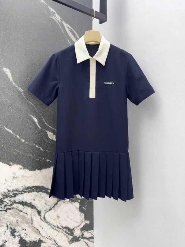 Miu 25Ss 早春新品拼色翻领百褶polo连衣裙 满满的减龄少女感 柔软罗马棉面料 饰有字母Logo刺绣徽标 可盐可甜休闲又清纯 版型百搭不挑人 满足不同场