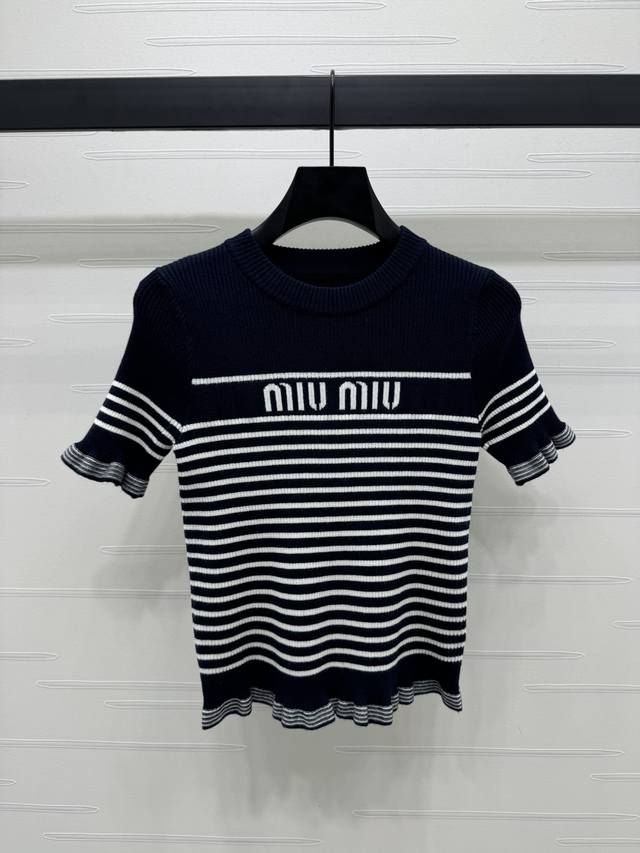 上新原单高端品Miumi* 2025早春最新系列！条纹圆领针织短袖！定制Yb丝毛针织材质 细腻柔软 透气舒适 领口撞色包边 条纹撞色搭配呼应 时髦大气 袖口下摆