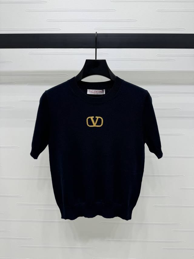 上新原单高端品质Valentin*2025早春最新系列！刺绣字母针织短袖！定制Yb羊毛针织材质 舒适柔软 质感上乘 短袖上衣剪裁 胸前饰有金色V字母刺绣点缀 尽
