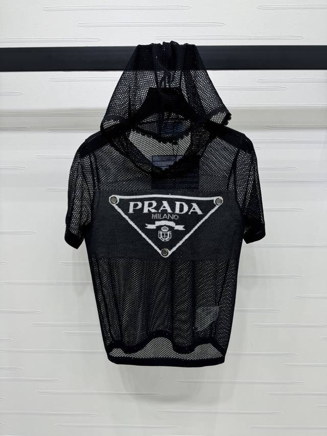 上新原单高端品质 prad* 2025春夏最新系列！镂空连帽针织短袖！定制进口材质 质感有型 舒适透气 连帽短袖设计 整体镂空编织纹理 配合宽松版型 包容修饰身